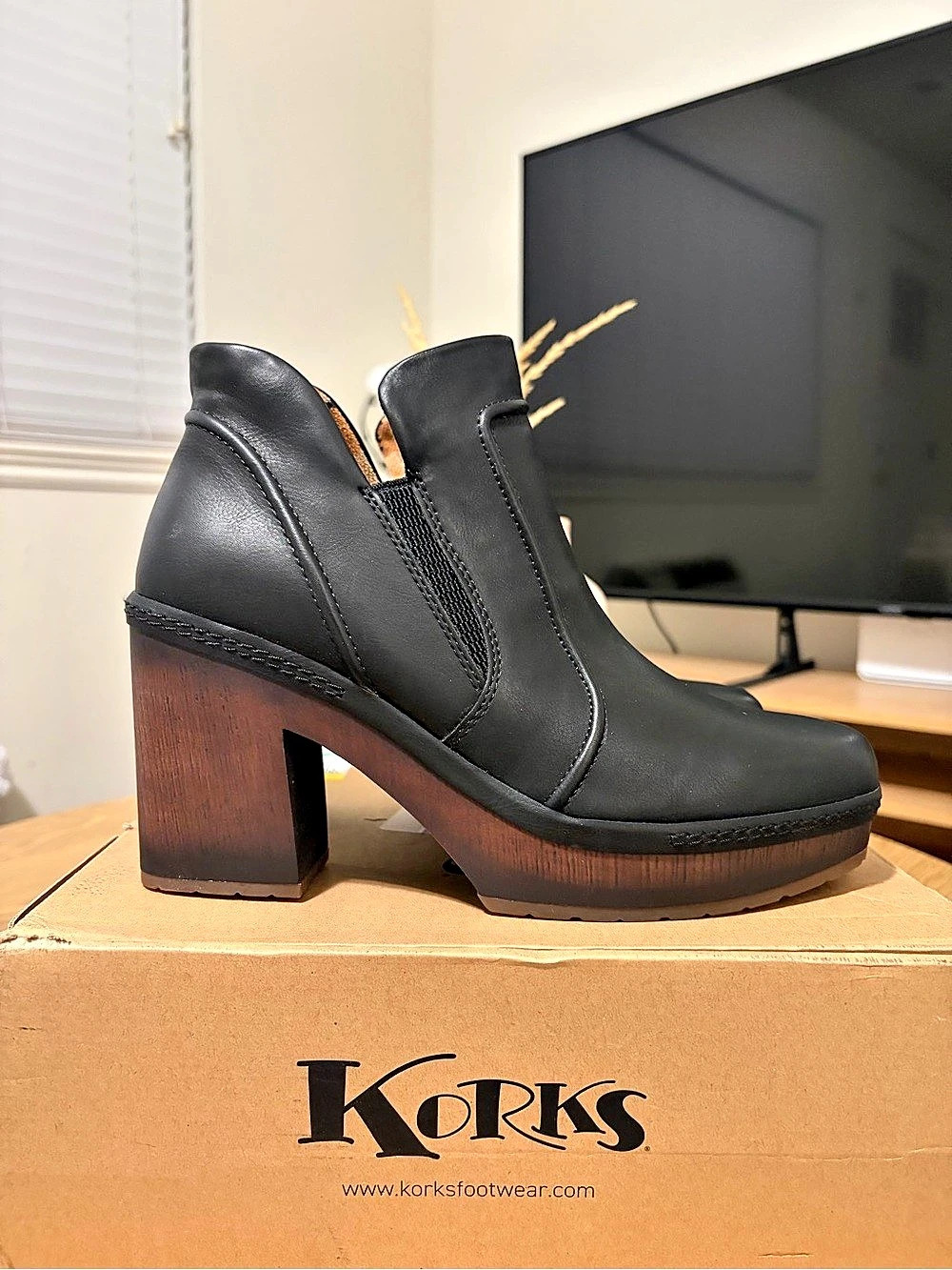 Korks-Ease Black Leather Platform Heeled Booties Size 11